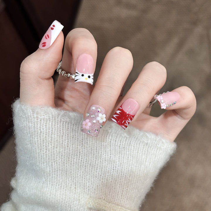Künstlerisches Press-On Nagelset mit Blumen und Charms
