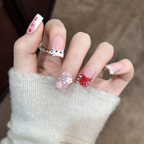 Künstlerisches Press-On Nagelset mit Blumen und Charms
