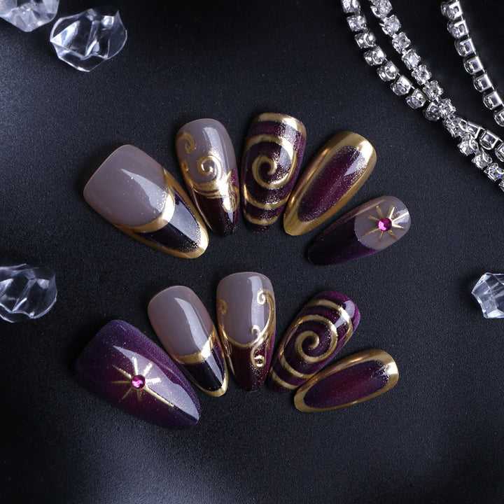 Elegante Kunstnägel mit Luxuriösem Gold-Design Karnz