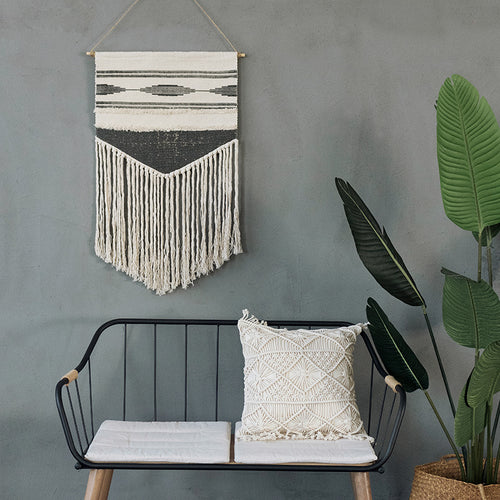Handgewebter Wandbehang aus Baumwollmix mit gestuften Texturen, Holzstab und langen Fransen Karnz