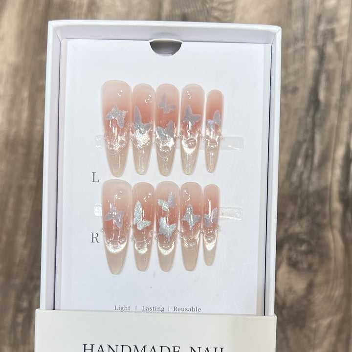 Künstlerisches Stiletto Press-On Nagelset mit Schmetterlingsdesign Karnz
