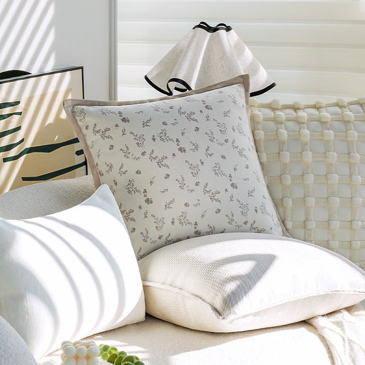 Dekorativer Zierkissenbezug mit floraler Jacquard-Struktur und Samt-Borte Karnz