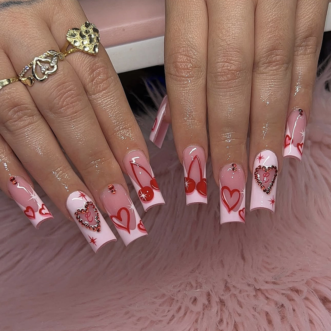 Kunstnagelset mit romantischen Herzmotiven und funkelnden Strassverzierungen Karnz