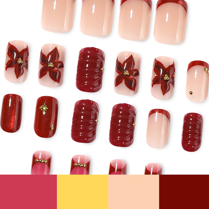 Kunstvolle Nagelgestaltung mit floralen und goldenen Akzenten Karnz