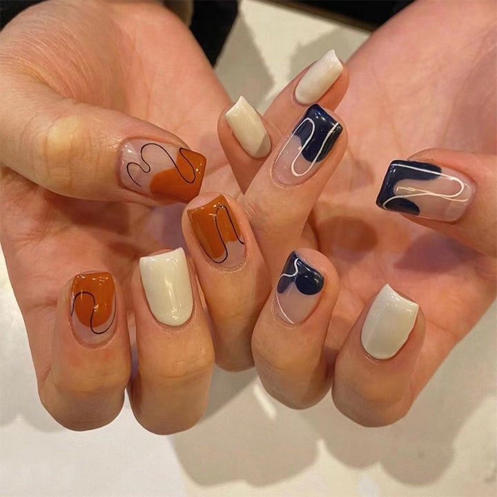 Kunstvolle Nagelverlängerungen mit elegantem Blattmuster Karnz