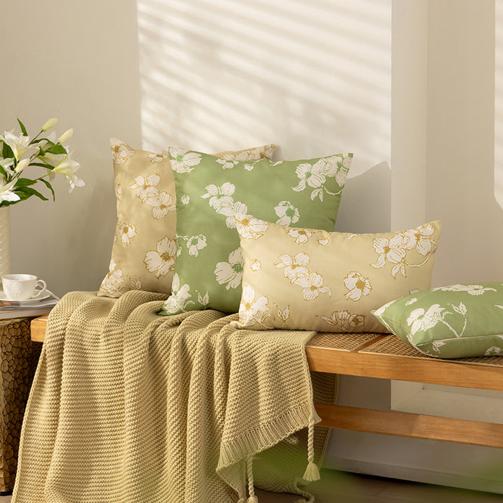 Rechteckiges Zierkissen mit skizzenhaftem Blumenprint und feiner Leinenoptik
