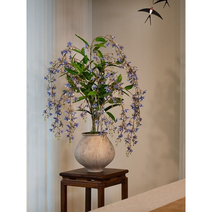 Lebensechte Orchideenblütenarrangement