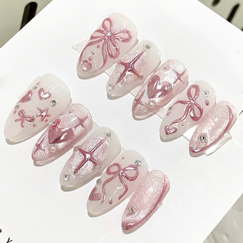 Kunstnagelset mit Glitzer- und Blumenakzenten Karnz