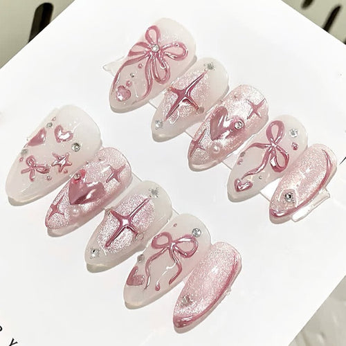 Kunstnagelset mit Glitzer- und Blumenakzenten Karnz