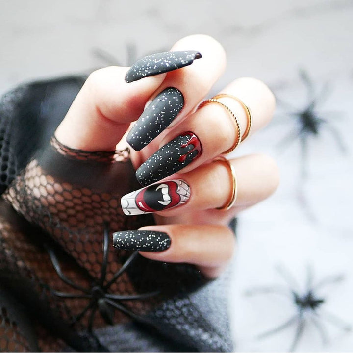 Kunstvolle Nagelkunst mit gruseligen Motiven Karnz