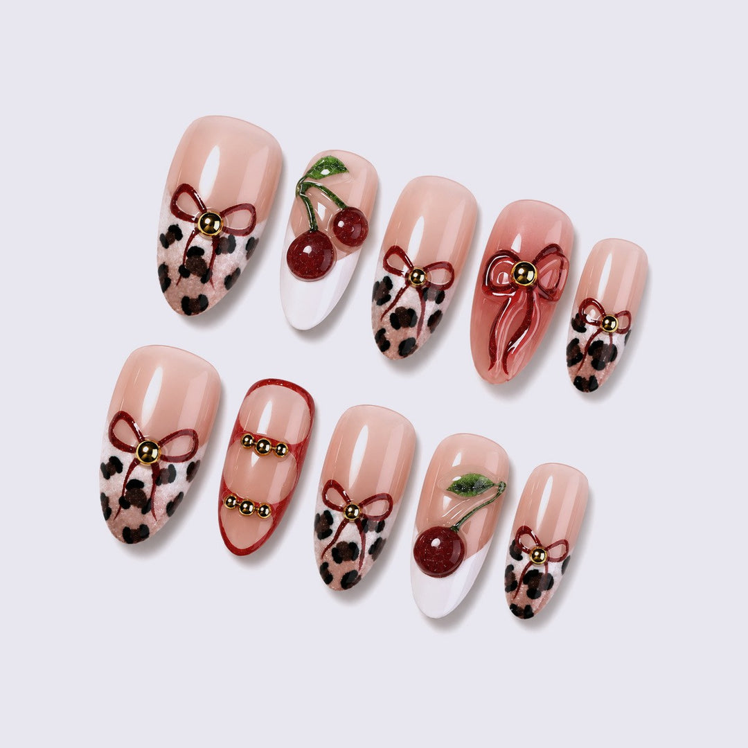 Kunstnagelset mit stilvollen floralen und animalischen Akzenten Karnz