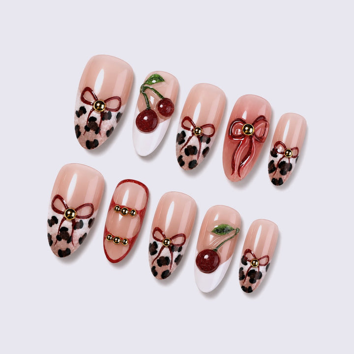 Kunstnagelset mit stilvollen floralen und animalischen Akzenten Karnz