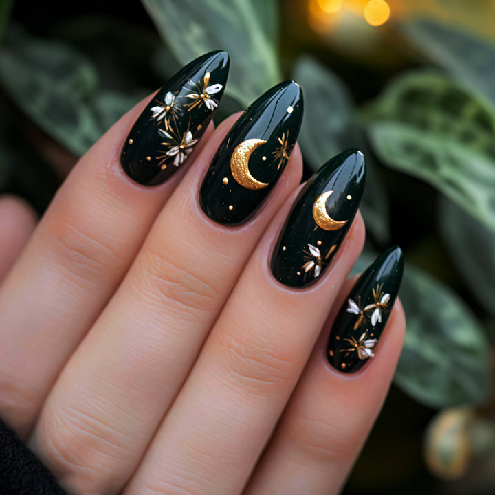 Glamouröse Kunstnägel mit Mond- und Blumenmotiven Karnz