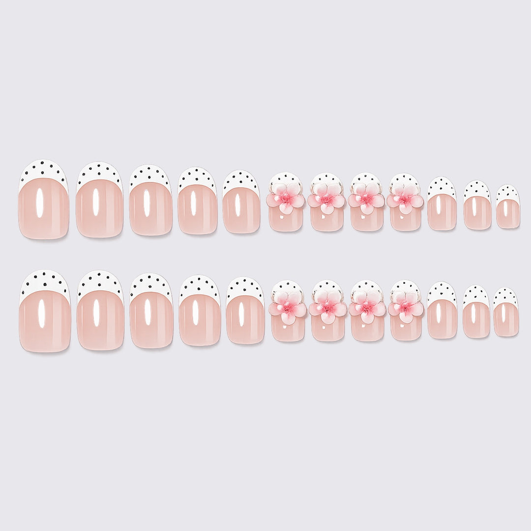 Kunstnagelset mit floralem und gepunktetem Design Karnz