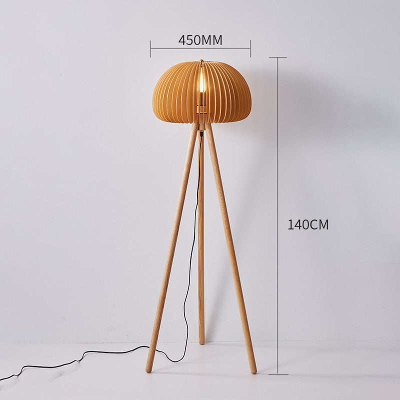 Moderne dekorative Tischlampe mit Holzfuß
