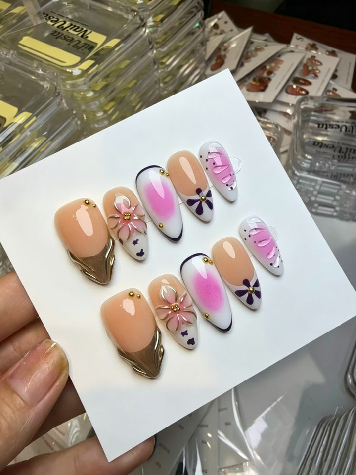 Künstlerisches Press-On-Nagel-Set mit floralen und grünen Akzenten