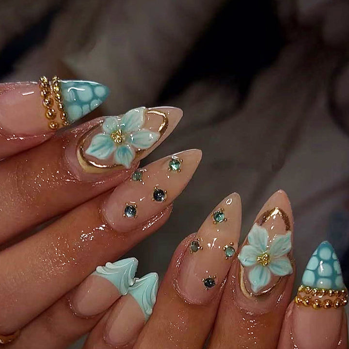 Premium Dekorativer Nageldesign Karnz