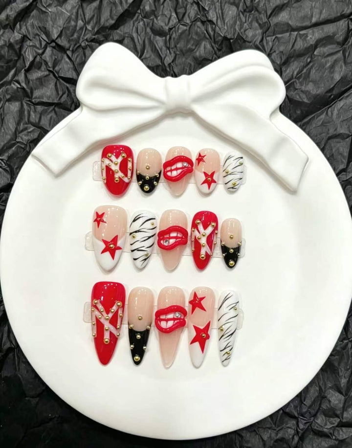 Dekoratives Press-On Nagelkunst-Set mit floralen und verspielten Designs