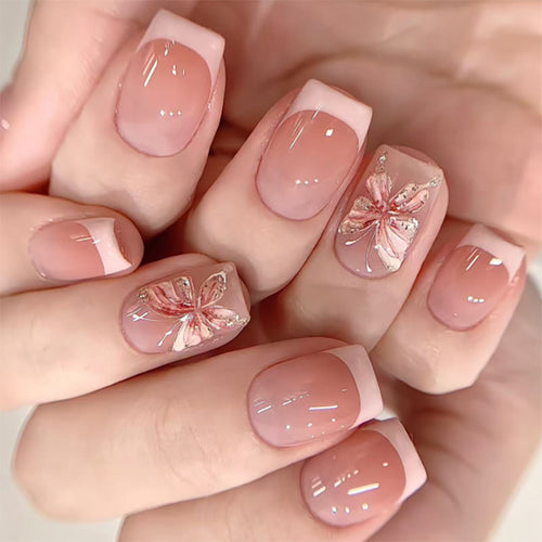 Stilvolle Nagelkunst mit floralen Akzenten Karnz