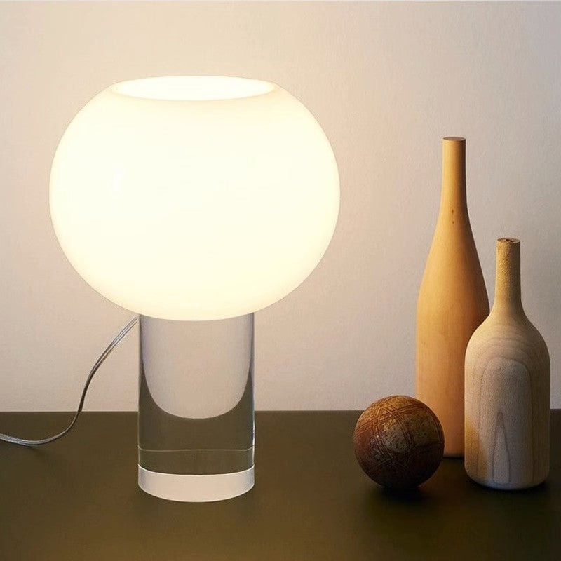 Moderne Tischlampe mit elegantem Globusschirm