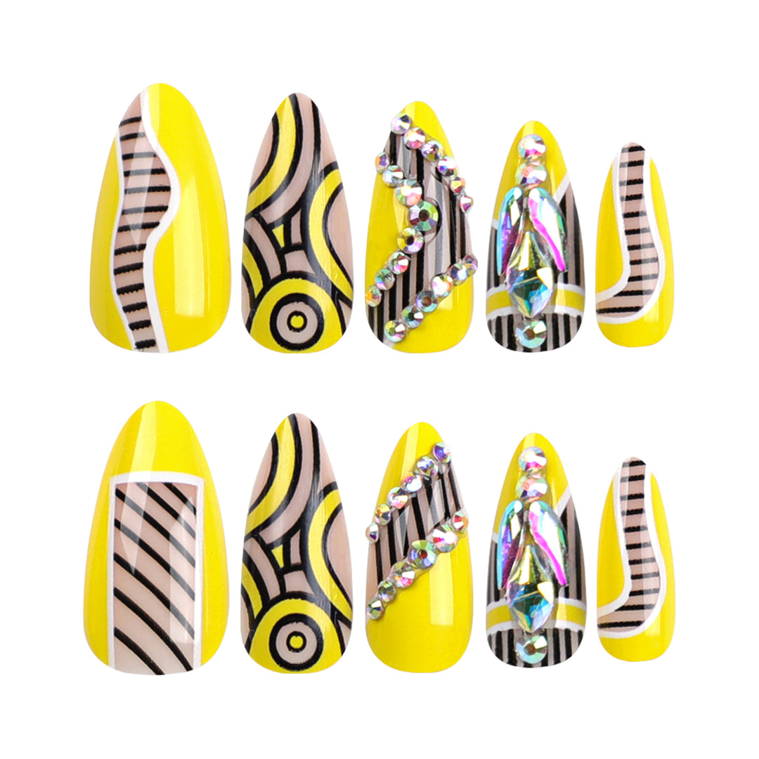 Kunstvolle Nagelverlängerungen mit geometrischem Design und Glitzerakzenten Karnz