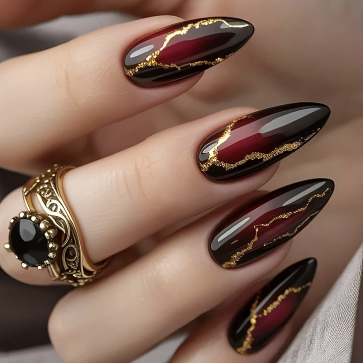 Glänzende Stiletto Nagelkunstverlängerungen mit goldenen Akzenten Karnz