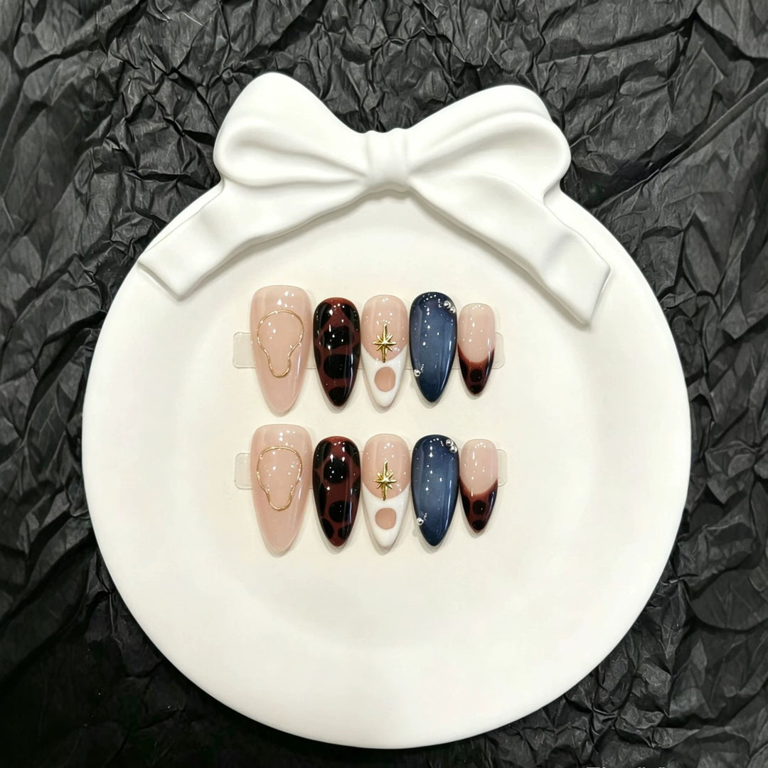 Glamourös Press-On Nail Art Set mit goldenen Akzenten