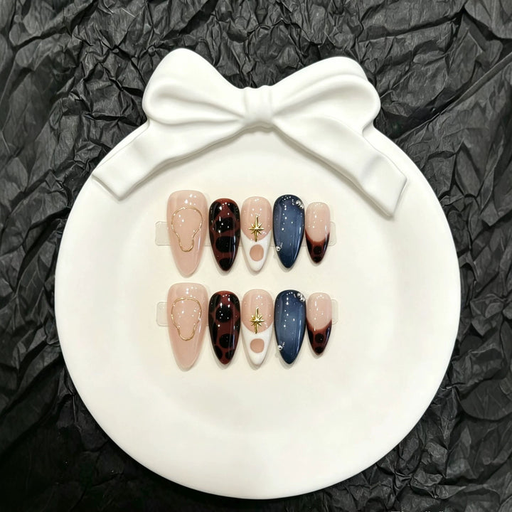 Glamourös Press-On Nail Art Set mit goldenen Akzenten