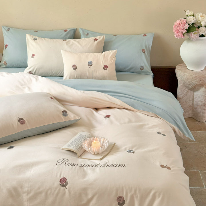 Bestickte Mini-Rose Baumwollsatin Bettwäsche Set mit Schriftzug und umkehrbarem uni Rücken