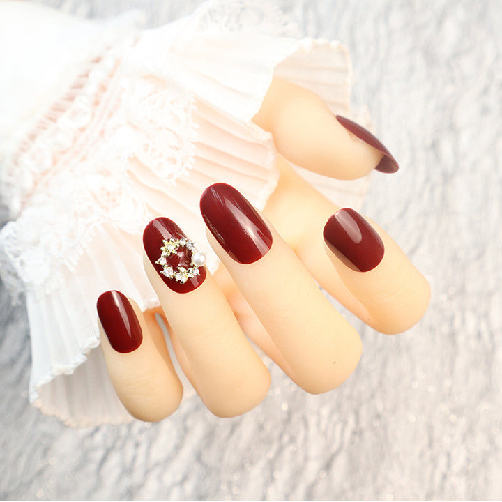 Glänzendes rotes Press-On-Nagelset mit eleganten Perlenakzenten Karnz