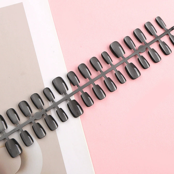 Glänzende Stiletto Press-On-Nagelverzierungen Karnz