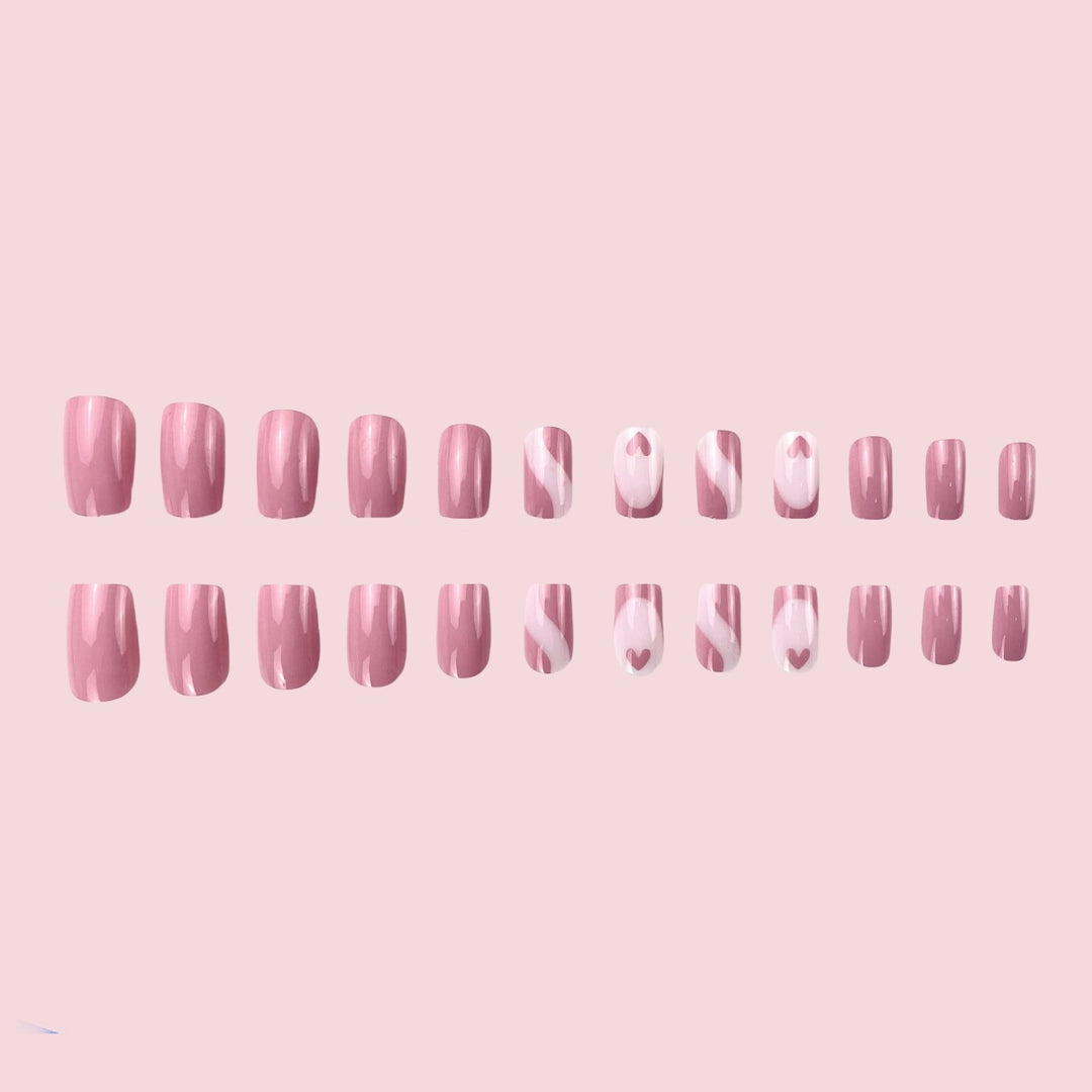 Elegante Herzmuster-Nagelkunstverlängerungen Karnz