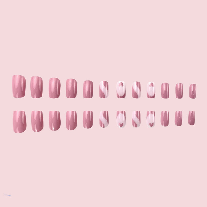 Elegante Herzmuster-Nagelkunstverlängerungen Karnz