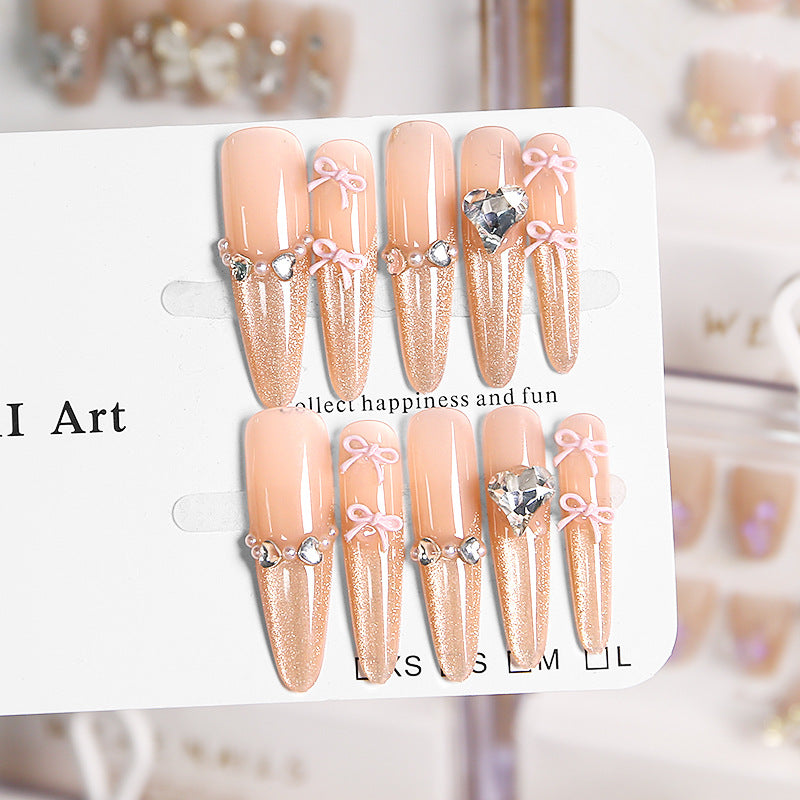 Kunstnagelset mit funkelnden Spitzen und zarten Schleifenverzierungen Karnz