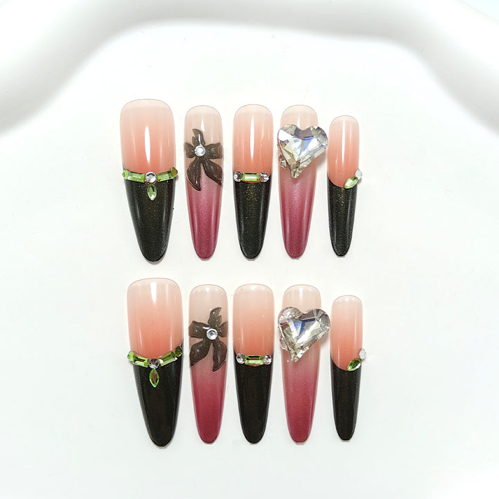 Kunstnägel mit Elegantem Spitzen-Design und Glitzerakzenten Karnz