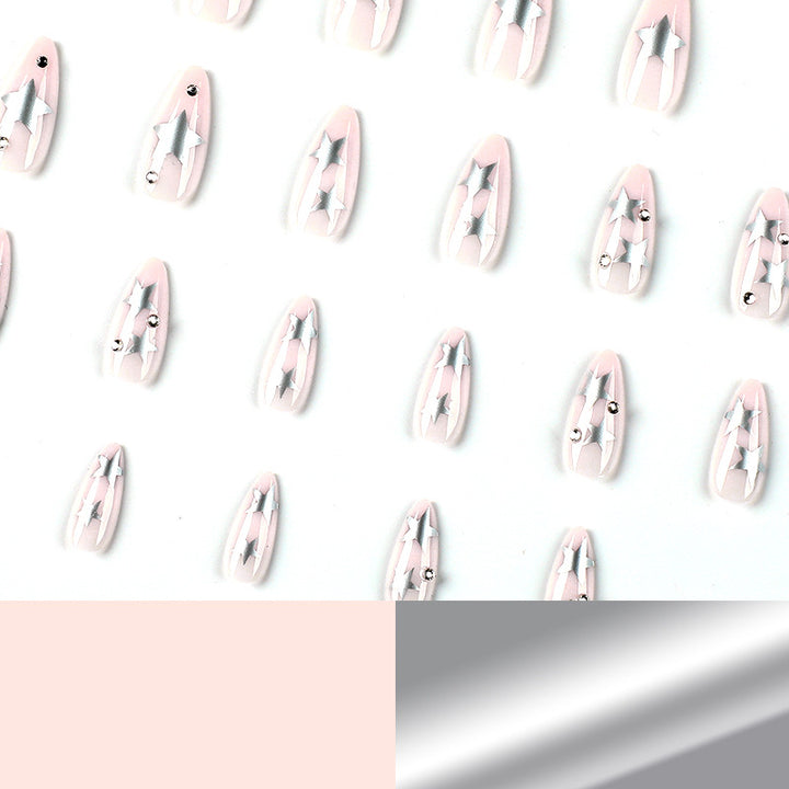 Kunstvolle Nagelverlängerungen mit Silberstern-Design Karnz