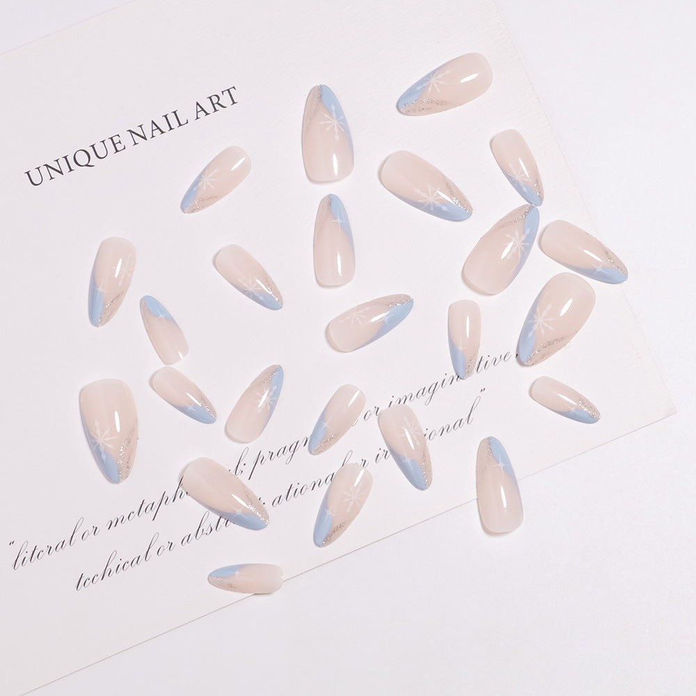 Künstlerisches Press-On Nageldesign mit eleganten floralen Akzenten Karnz