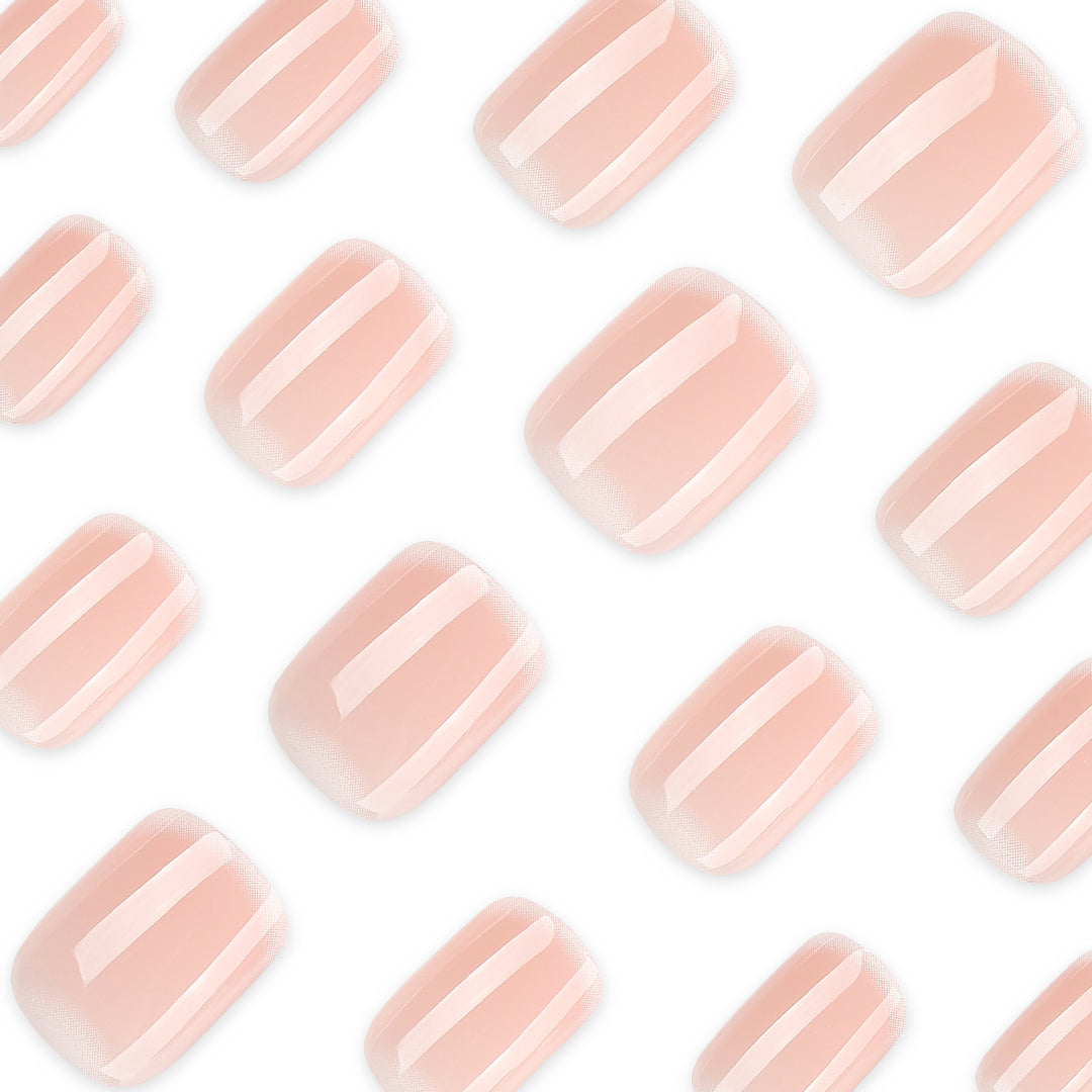 Premium Nagelkunst im eleganten French-Tip Design Karnz