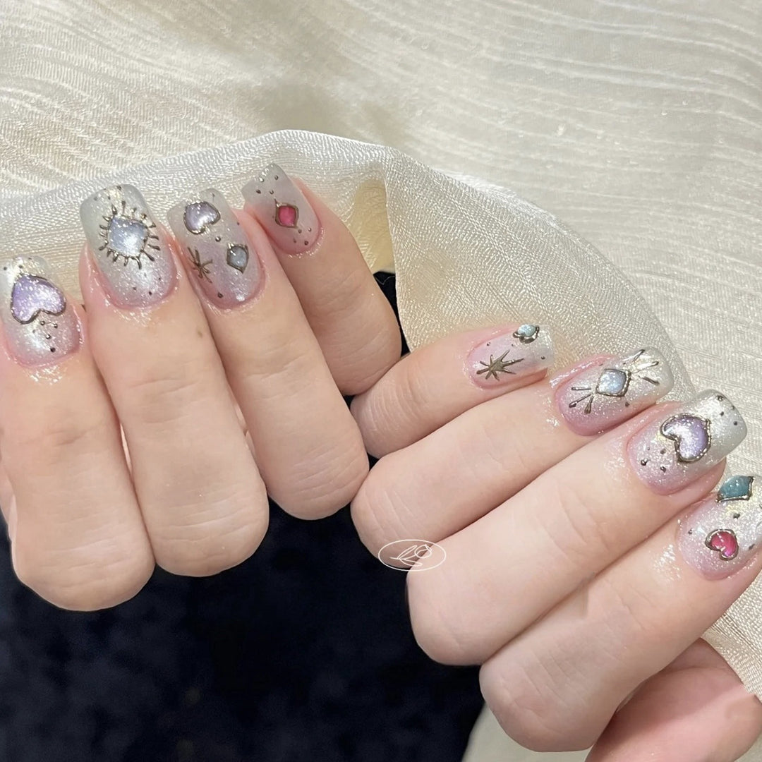 Dekoratives Press-On-Nagelset mit Edelsteinakzenten