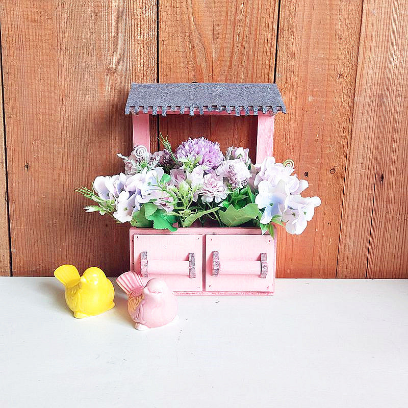 Dekorativer Blumentopf mit Dach