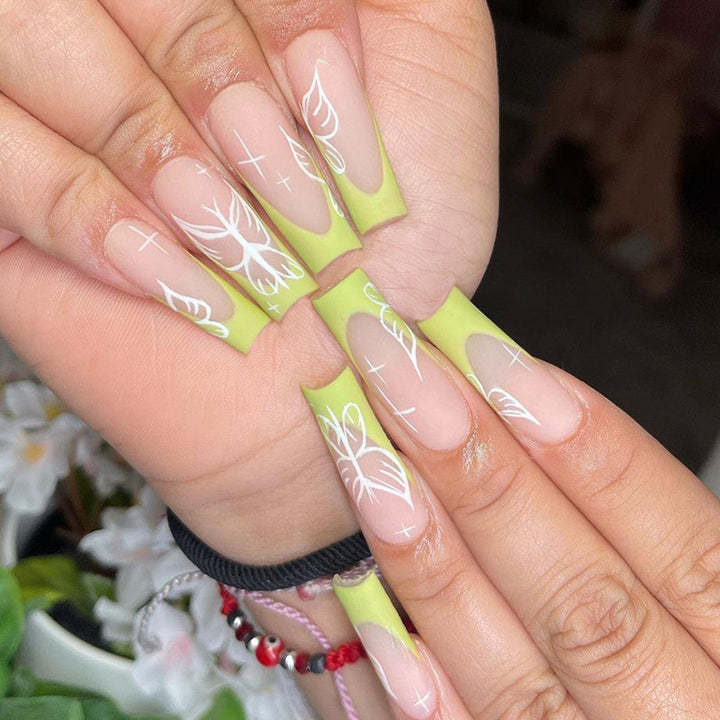 Künstliche Nagelkunst im floralen Design Karnz