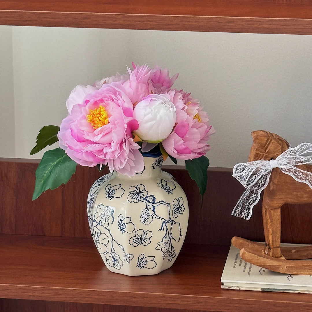 Handgefertigte Keramische Blumenvase mit gewelltem Rand nach dem Handbemalen