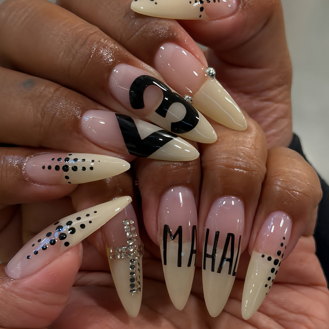 Elegante Kunstfingernägel mit Modischen Designs Karnz