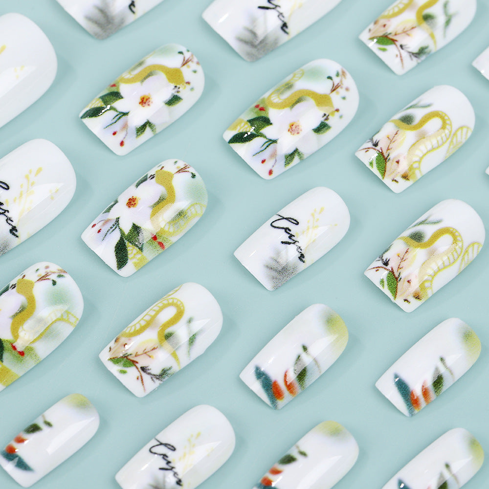 Kunstnägel mit floralem und künstlerischem Design Karnz