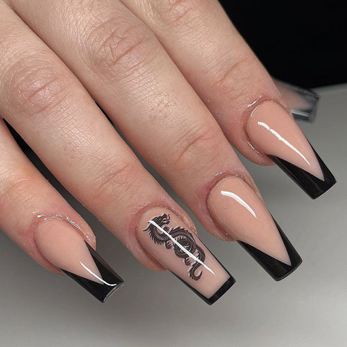 Kunstvolle Nagelkunst mit schwarzem French-Tip und unterirdischen Mustern Karnz