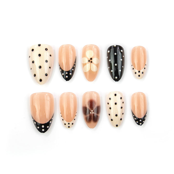 Elegante Spitz-Press-On-Nagelkunst mit Pünktchen- und Ombre-Designs Karnz