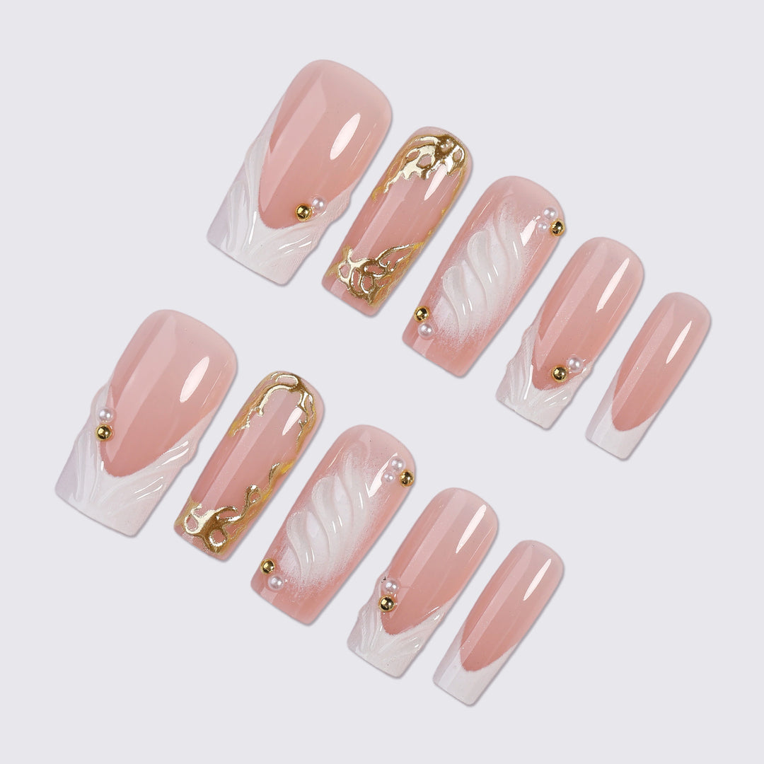 Dekoratives Press-On Nagelkunst-Set mit eleganten goldenen Akzenten Karnz