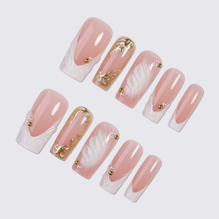 Dekoratives Press-On Nagelkunst-Set mit eleganten goldenen Akzenten Karnz