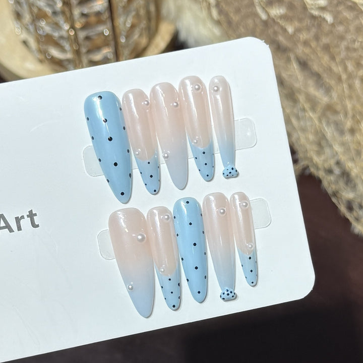 Dekorative Press-On Nagelset mit einzigartigem Punktdesign Karnz