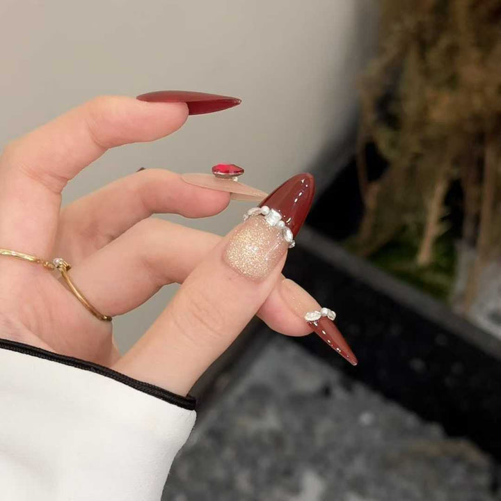 Elegantes Drück-Nagel-Set mit einzigartigen Edelsteindetails